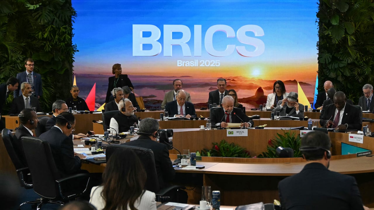 El presidente de Brasil, Luiz Inácio Lula da Silva (2-D), habla durante la primera sesión plenaria de la cumbre BRICS en Río de Janeiro, Brasil, el 6 de julio de 2025.