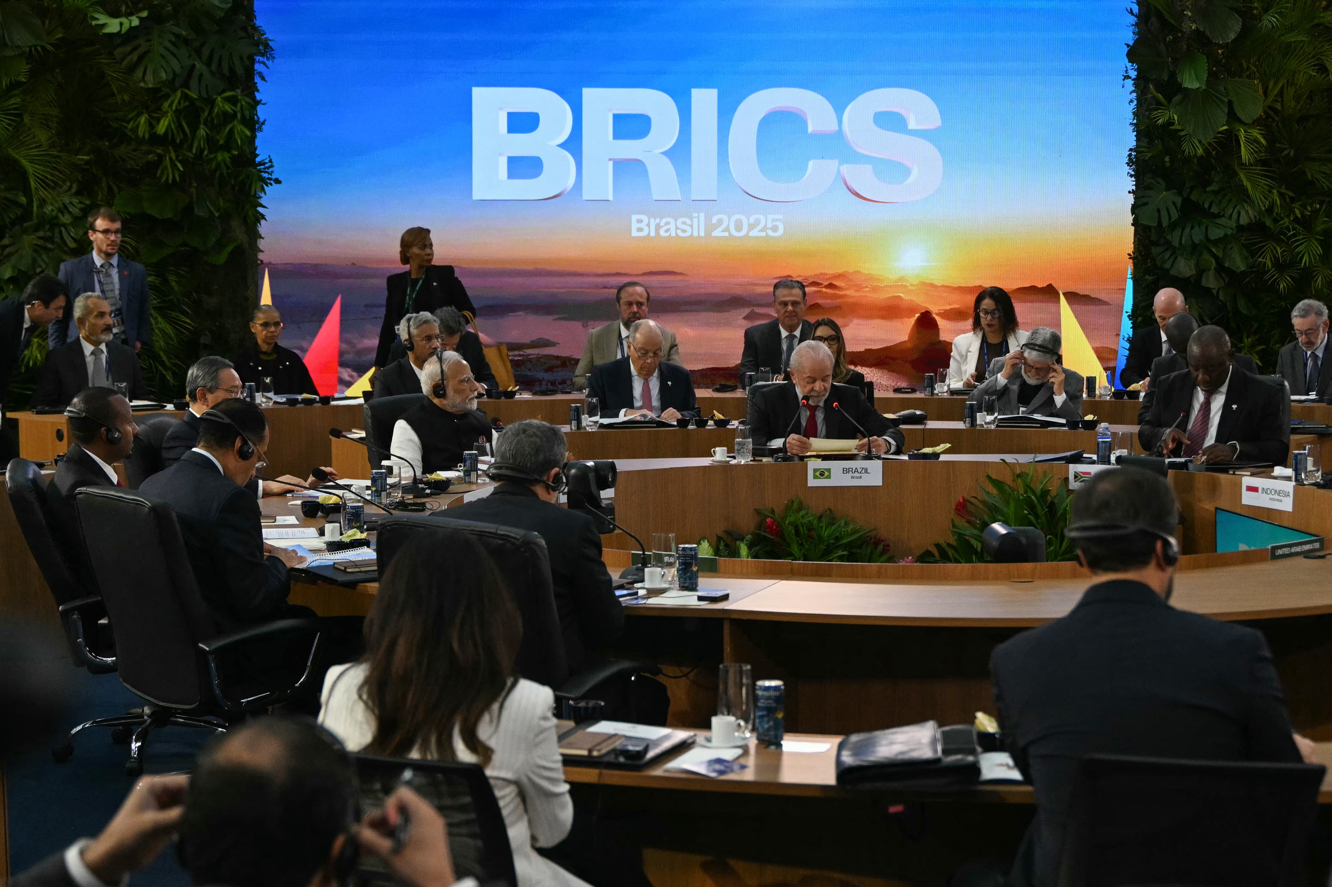 El presidente de Brasil, Luiz Inácio Lula da Silva (2-D), habla durante la primera sesión plenaria de la cumbre BRICS en Río de Janeiro, Brasil, el 6 de julio de 2025.
