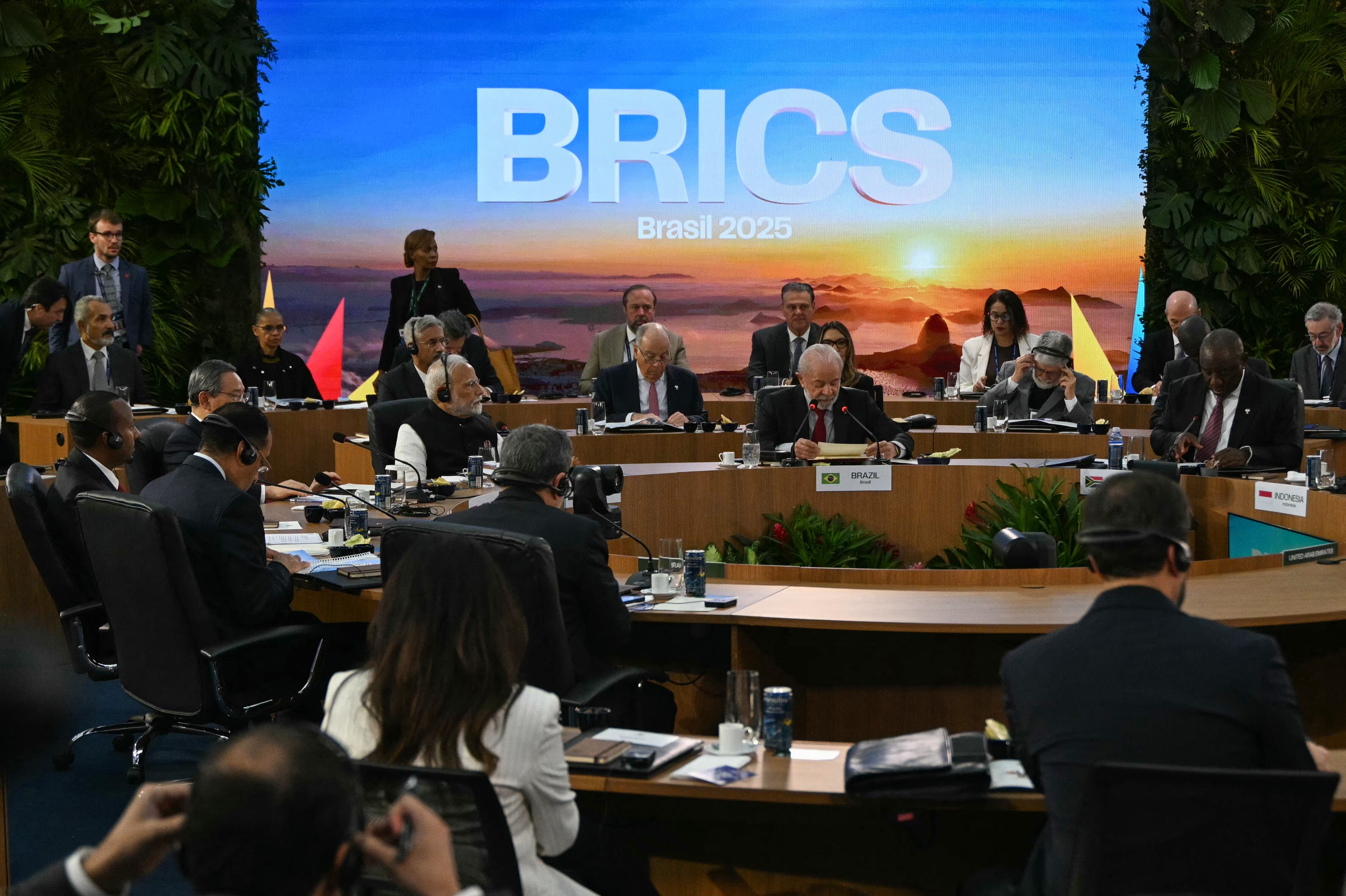 El presidente de Brasil, Luiz Inácio Lula da Silva (2-D), habla durante la primera sesión plenaria de la cumbre BRICS en Río de Janeiro, Brasil, el 6 de julio de 2025.