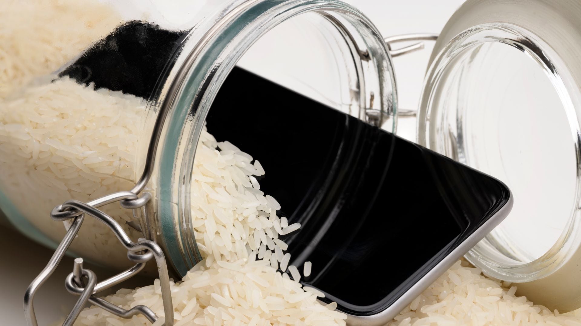 Existe la creencia popular de que poner el celular en arroz ayuda a absorber la humedad y salvar el dispositivo.