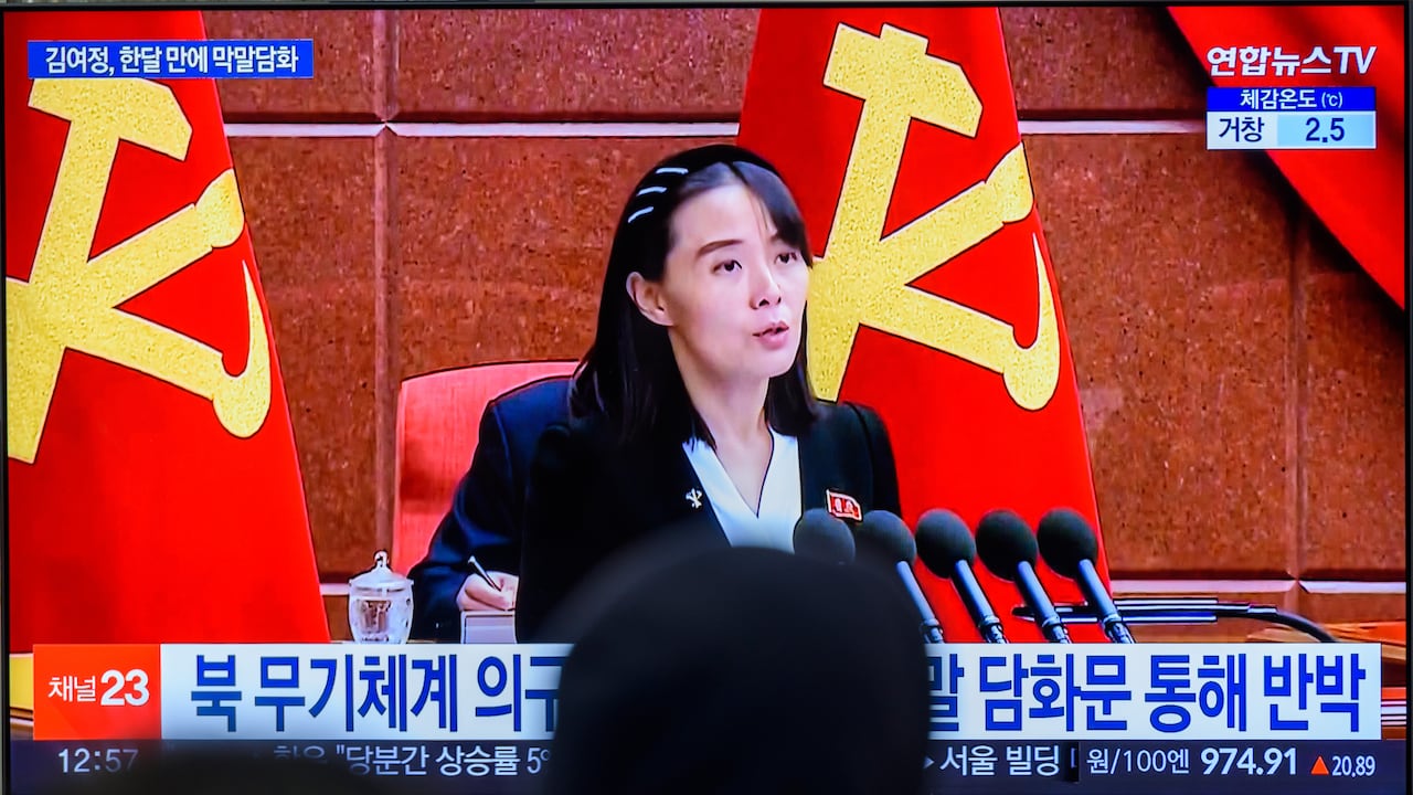 Una pantalla de televisión muestra una imagen de archivo de Kim Yo-jong, hermana del líder norcoreano Kim Jong-un, durante un programa de noticias en la estación de tren de Yongsan. Kim Yo-jong, hermana del líder norcoreano Kim Jong-un