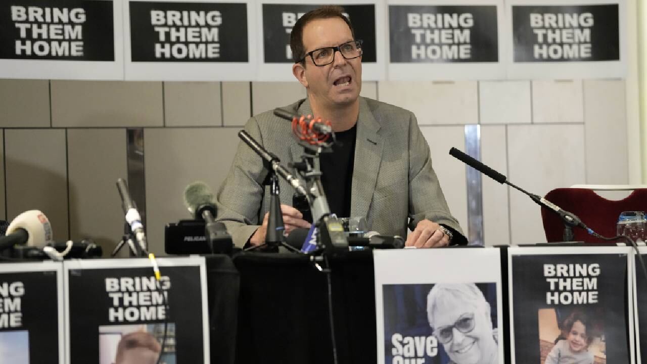 Noam Sagi durante una conferencia de prensa en Londres, el jueves 12 de octubre de 2023.