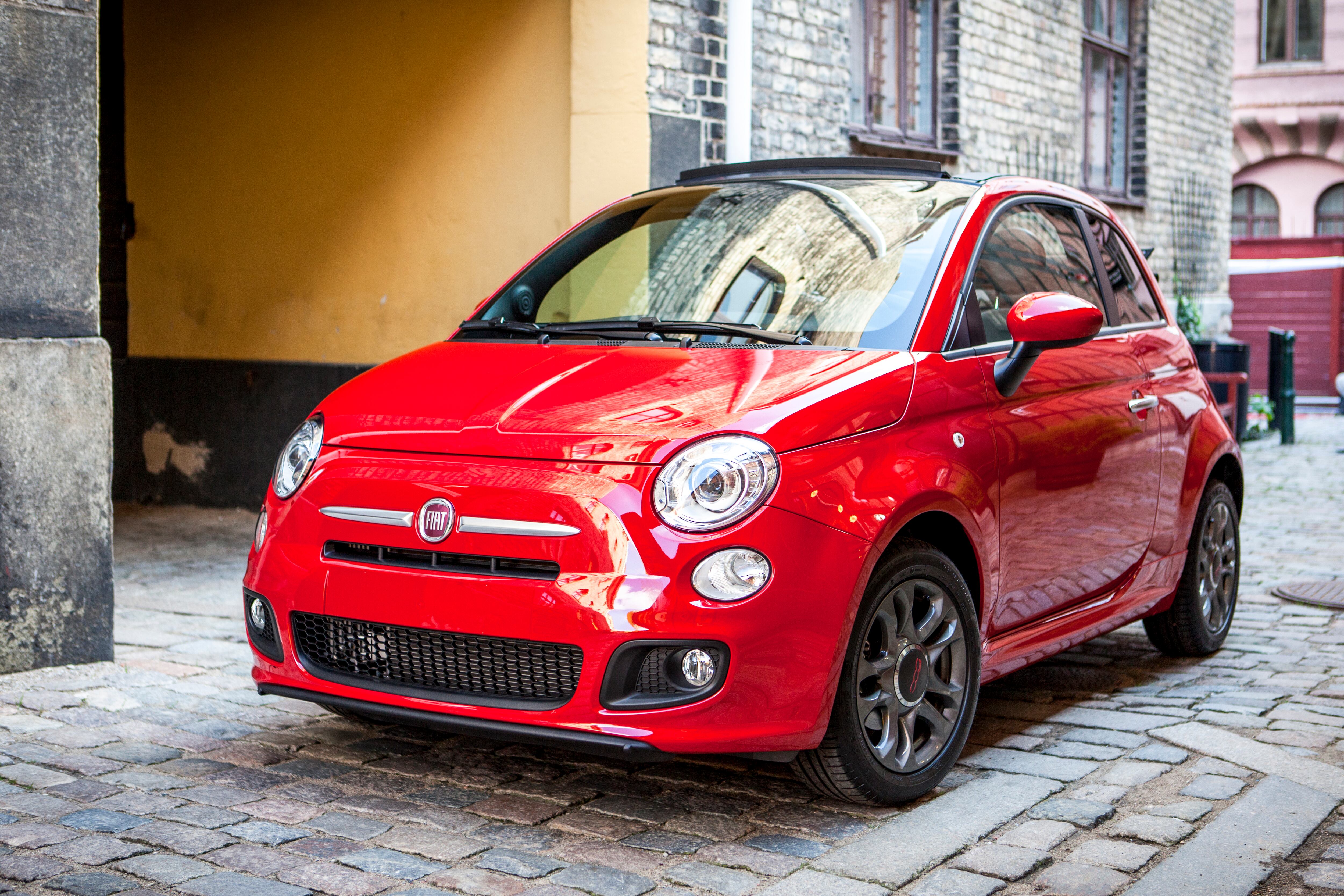 La empresa dejará de fabricar el Fiat 500 por un mes