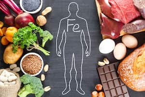 Es importante mantener una dieta balanceada con alimentos que contengan hierro.