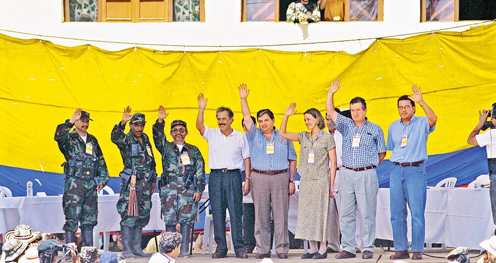 El 1 de mayo de 1999, el presidente Pastrana se reunió con Tirofijo en una zona neutral, días después se dio a conocer la agenda. 