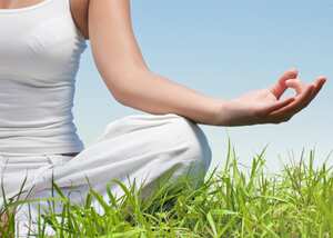 El estrés aumenta la presión. Meditar nos ayuda a mantener una mente calmada y enfocada. En estados de relajación el cuerpo produce óxido nítrico, este hace que los vasos sanguíneos se abran y reduzcan la presión para mejorar la llegada de sangre a nuestros órganos. Foto: Pantherstock.