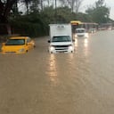Bomberos de la estación Restrepo aseguran algunos vehículos que se encuentran atrapados por las fuertes lluvias, en la avenida Caracas con calle 65 sur. En el lugar se presenta una lámina de agua de aproximadamente 50 cms, a causa del desbordamiento de una quebrada