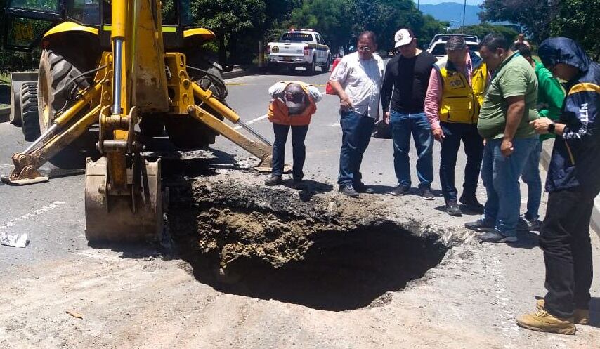 El hundimiento se presenta exactamente sobre la Avenida Paralela a la altura de la calle 91a
