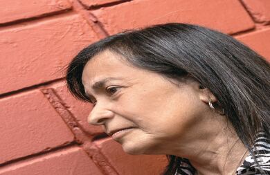 “Decidimos casarnos cuando a Amparo le diagnosticaron cáncer. A ella le preocupaban las condiciones en las que yo quedaría si ella fallecía”. Amanda Díaz vivió más de 35 años con su pareja. Como nadie las quiso casar en Bogotá fueron a un pueblo perdido en la mitad de la nada en el que un juez accedió a darles la “bendición”. Amparo falleció meses después, en febrero de este año.  