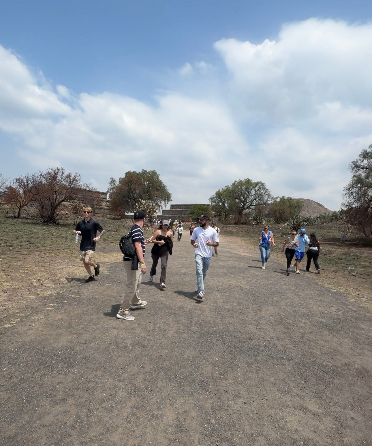 Personas salen huyendo de las pirámides tras conocer que estaba un tirador activo en el lugar
