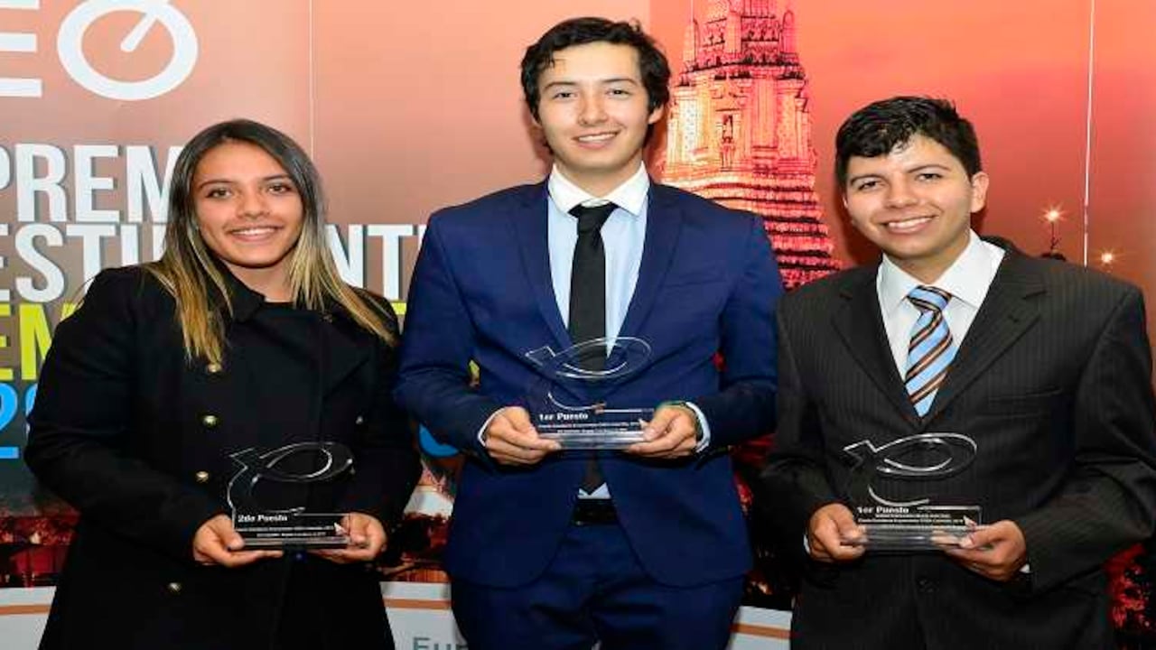 Luisa Castillo (Segundo lugar), Diego Hernández (Primer lugar) y Daniel Henao (Tercer lugar).