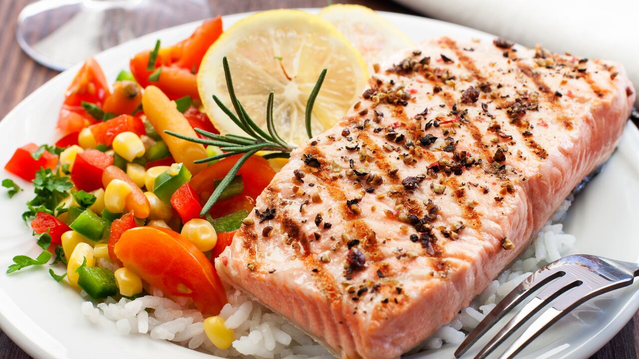 El pescado al vapor es un platillo muy fácil de preparar.