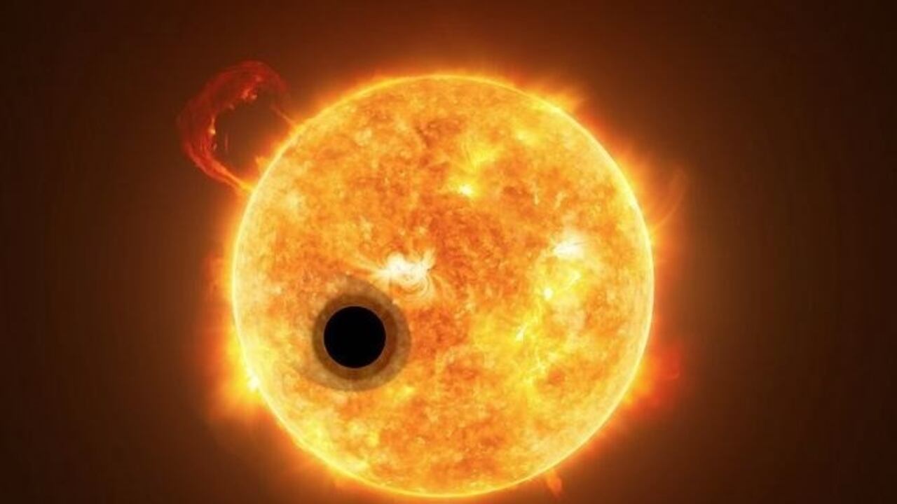 Representación artística de un exoplaneta en tránsito con una cola de helio en fuga.
ESA/HUBBLE, NASA, M. KORNMESSERR, CC BY 4.0
23/1/2023
