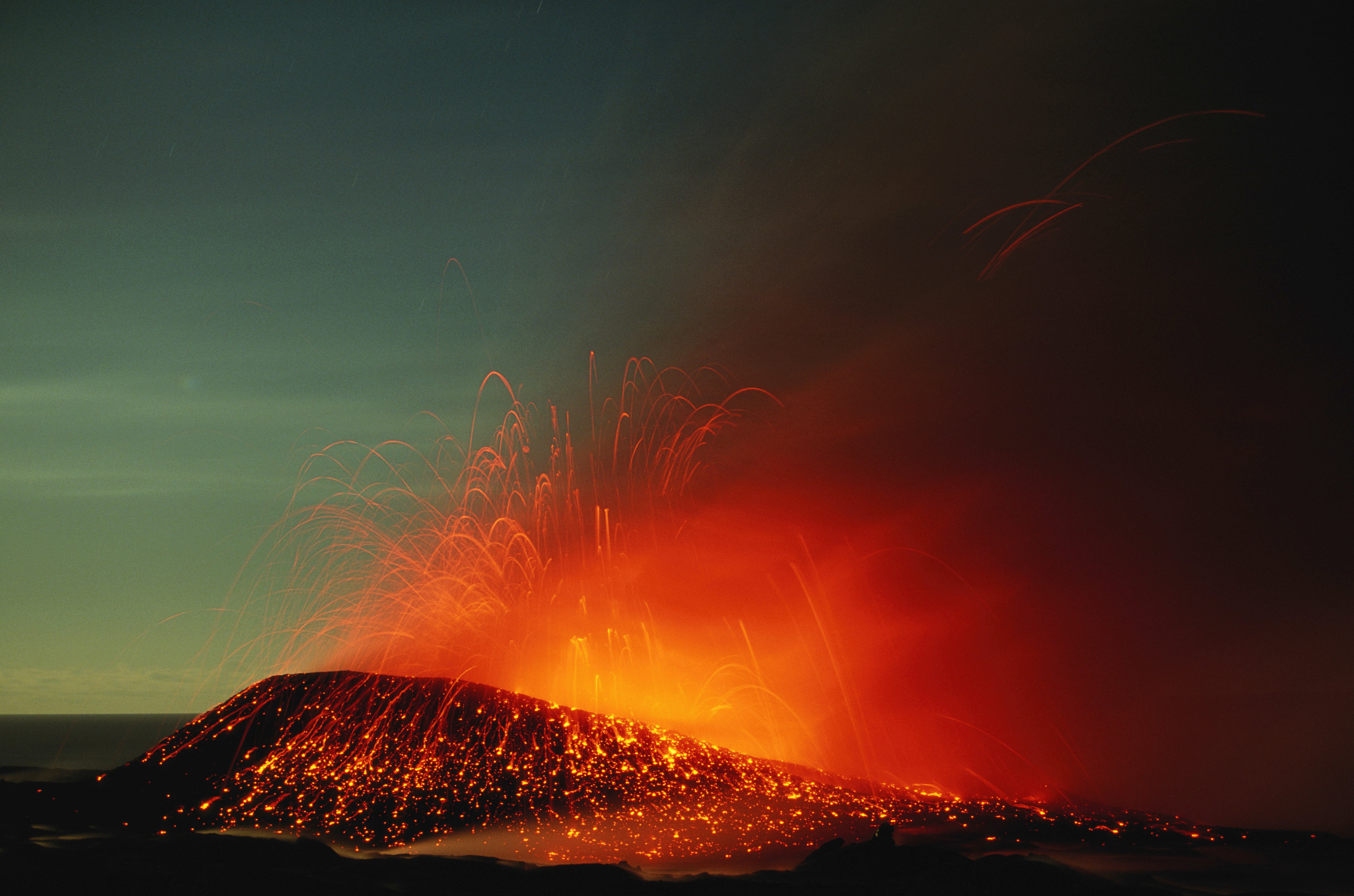 Uno de los mayores volcanes activos del mundo, el Kilauea, volvió a erupcionar este miércoles en Hawái lanzando lava.