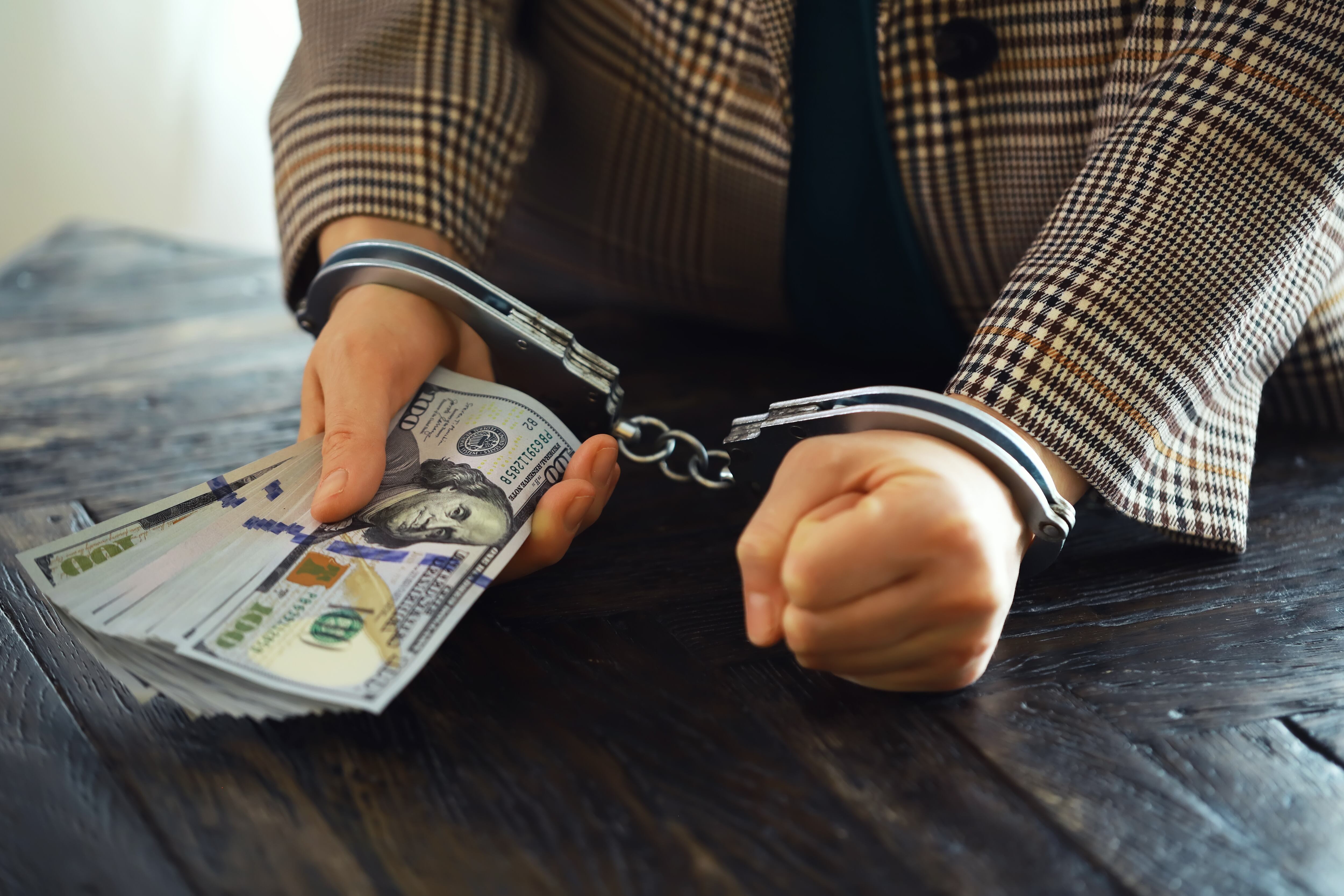 Autoridades acusan a 8 mexicanos y a 12 empresas con sede en este país por facilitar el transporte de sustancias utilizadas para fabricar fentanilo