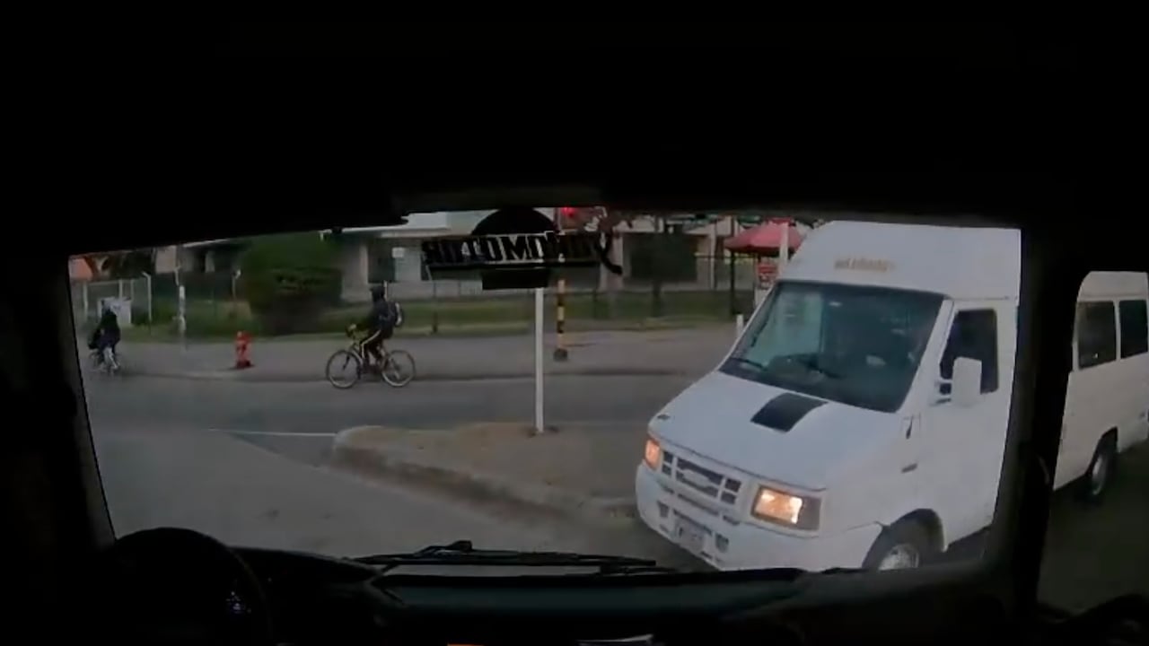 Momento donde ruta escolar aparece repentinamente en la vía
