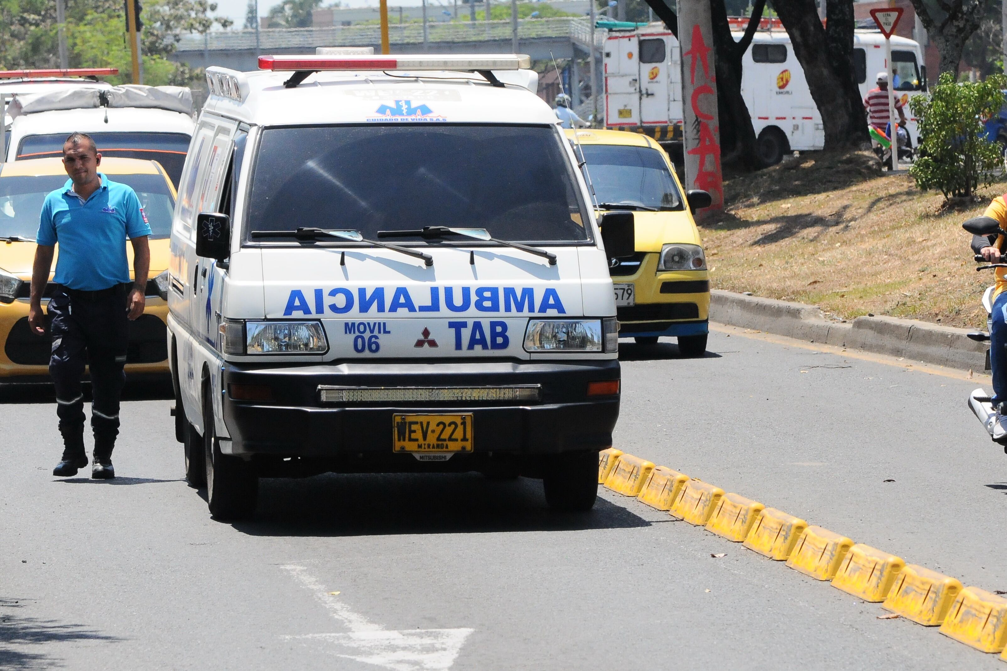 Cali: Cada vez son más frecuentes los accidentes en la ciudad por imprudencia de ambulancia, entre otras el uso indebido del carril del Mío.  En lo corrido del año ya van más de 10,  en esta ocasión un ciclista fue la víctima mortal. Foto José L Guzmán. El País, julio 29-23
