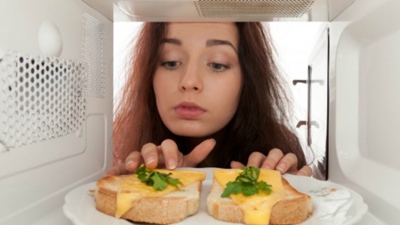 El microondas salió al mercado a finales de los 40. Hoy es uno de los electrodomésticos favoritos en millones de hogares.