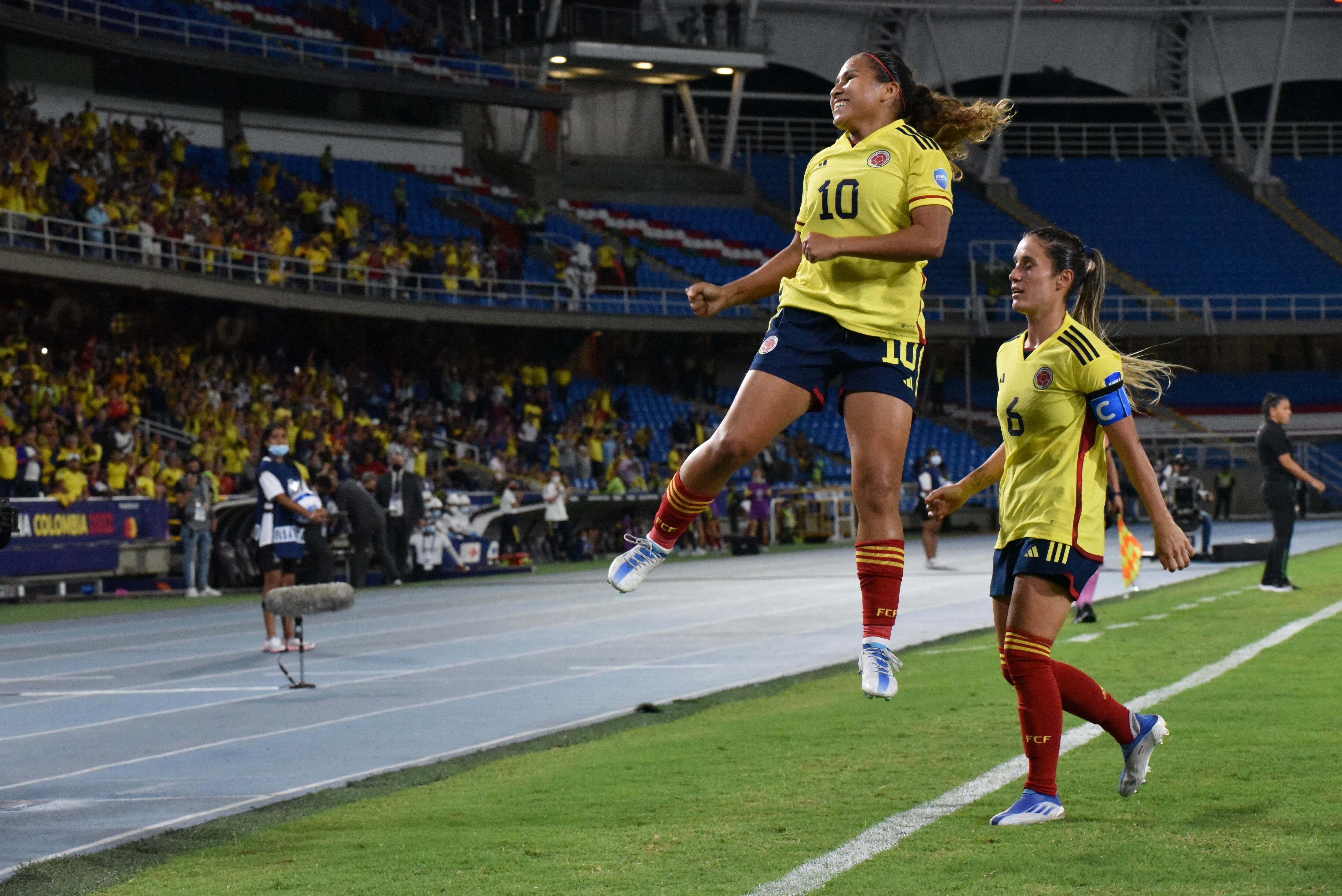 Gol de Leicy Santos vs. Bolivia tras un remate desde la media luna.
