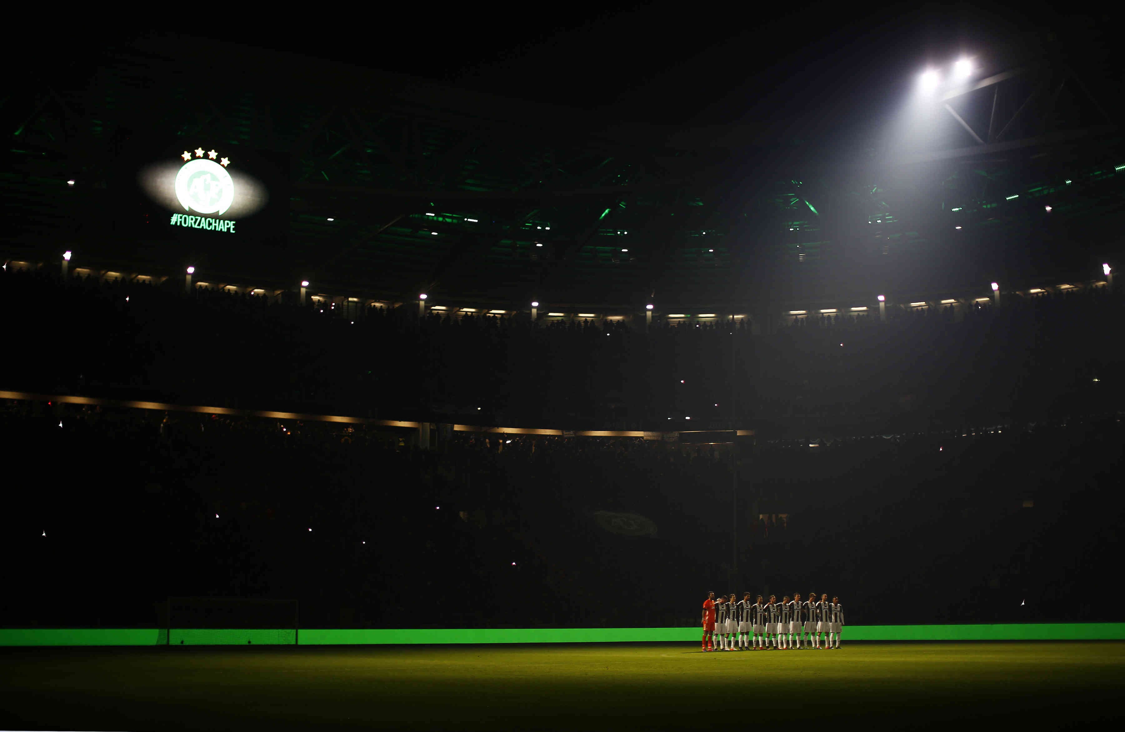 El estadio de Juventus, en Italia, quedó a oscuras antes del partido en honor a Chapecoense. Foto: AFP.