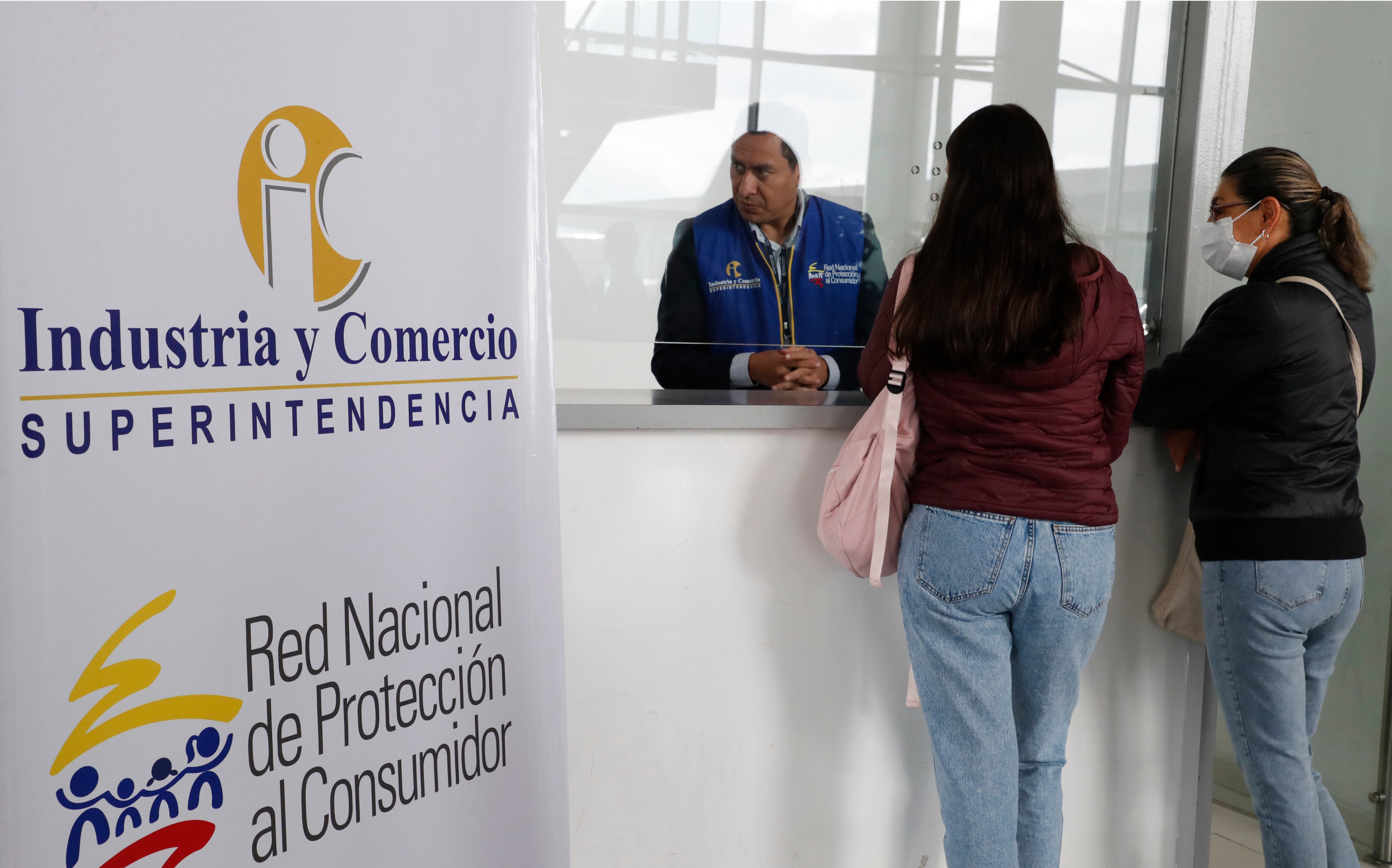 Ante la suspensión de las operaciones por parte de la aerolínea Viva Air, la Superintendencia de Industria y Comercio SIC habilito una ventanilla  para que los pasajeros  demanden por “presunta vulneración de sus derechos como consumidor”
Bogota Aeropuerto El Dorado
Marzo 2 del 2023
Foto Guillermo Torres Reina / Semana