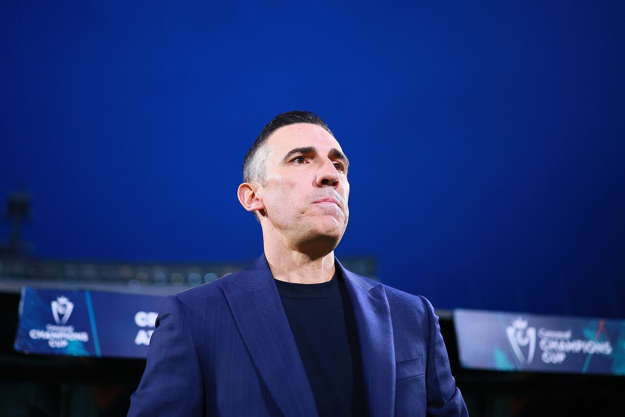MEXICO CITY, MEXICO - JUNE 01: Vicente Sanchez, head coach of Cruz Azul looks on during the final match between Cruz Azul and Whitecaps as part of the CONCACAF Champions Cup 2025 at Estadio Olimpico Universitario on June 01, 2025 in Mexico City, Mexico. (Photo by Manuel Velasquez/Getty Images)