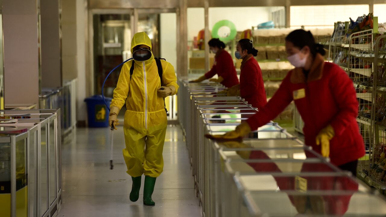 El 12 de mayo de 2022, Corea del Norte confirmó su primer caso de Covid-19, y los medios estatales lo declararon un "incidente de emergencia nacional grave" después de más de dos años de supuestamente mantener a raya la pandemia. (Foto de KIM Won Jin / AFP)