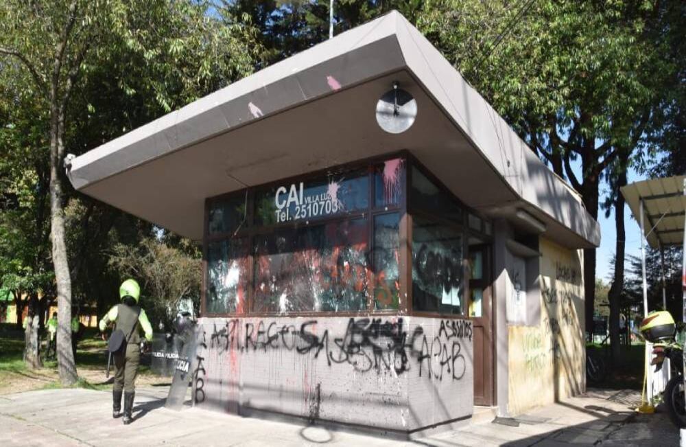 El CAI de Villaluz fue uno de los menos afectados por los manifestantes. Un escuadrón del Esmad no permitió que los violentos se acercaran a este punto para incendiar el lugar, sin embargo los disturbios no permitieron realizar el velatón organizado por la familia de Javier Ordóñez. Alexandra Ruiz / SEMANA. 