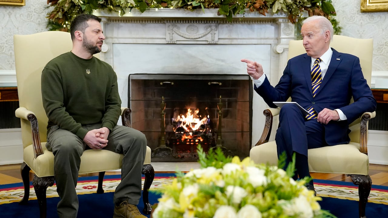 El presidente Joe Biden habla mientras se reúne con el presidente ucraniano Volodímir Zelenski en la Oficina Oval de la Casa Blanca, el miércoles 21 de diciembre de 2022, en Washington. (AP Photo/Patrick Semansky)