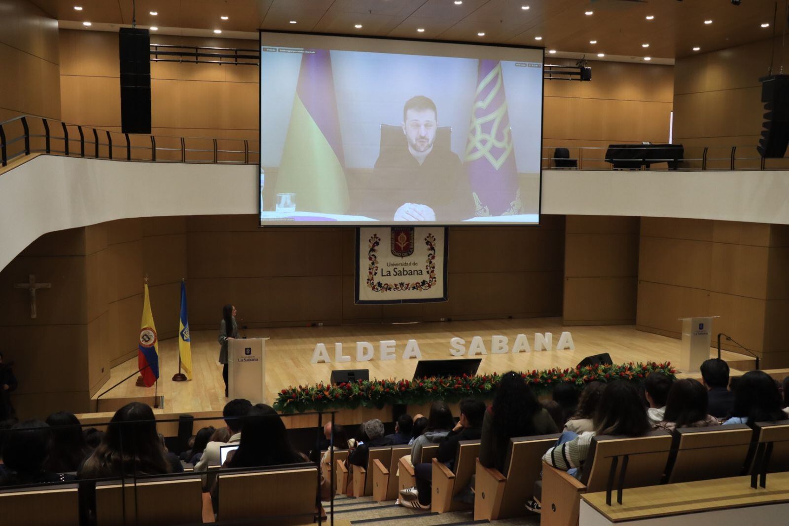 El mandatario tuvo la oportunidad de conversar con estudiantes de diferentes universidades
