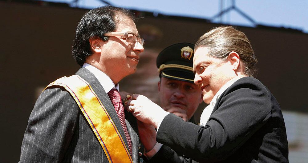  La exalcaldesa de Bogotá Clara López Obregón, amiga personal de Petro, recogió las revelaciones del líder de izquierda sobre paramilitarismo en una denuncia ante la Corte Suprema de Justicia. 