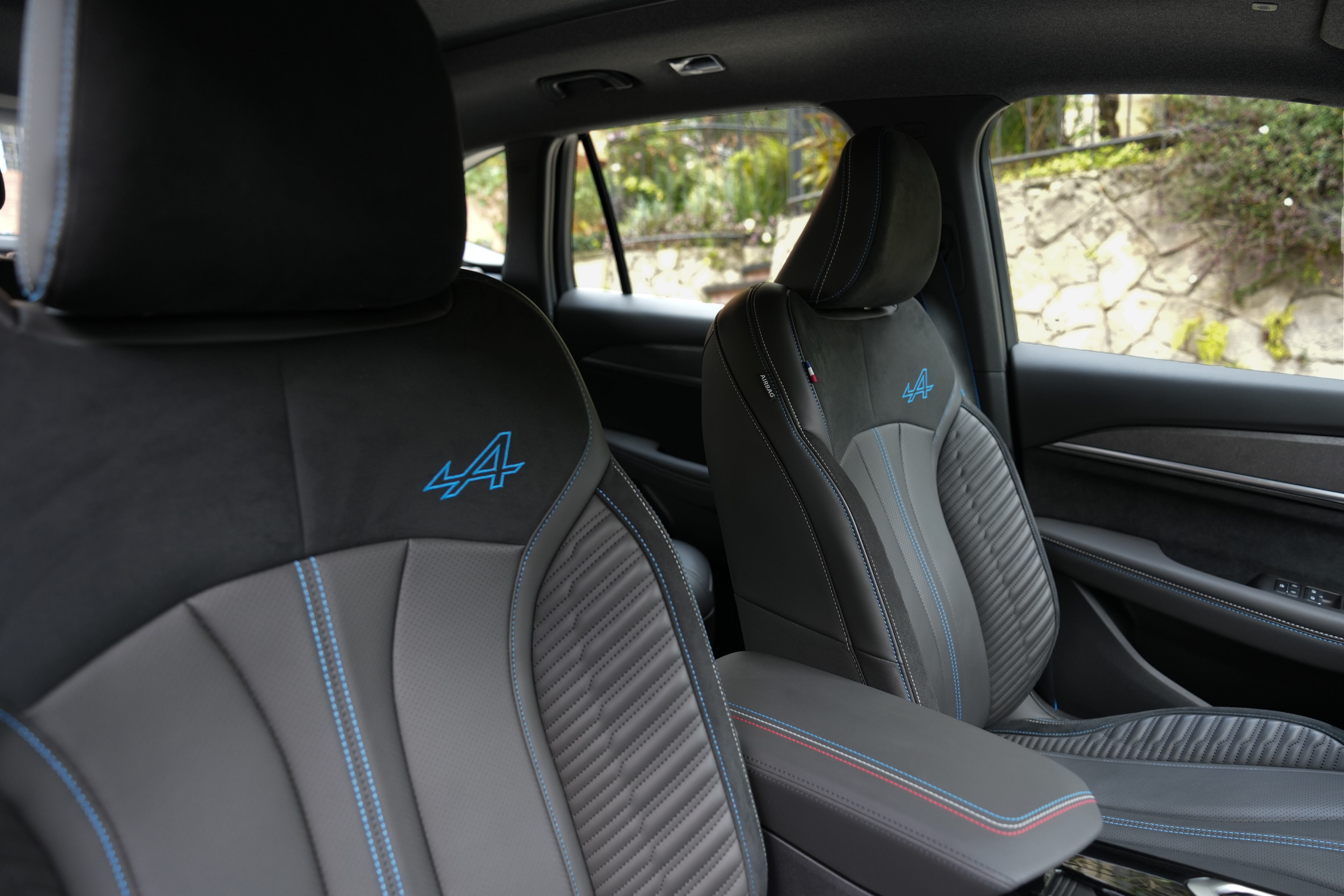 La nueva Renault Koleos Full Hybrid E-Tech se destaca por incorporar hasta 29 sistemas avanzados de asistencia al conductor (ADAS), diseñados para ofrecer una experiencia de conducción más segura, intuitiva y confiable.