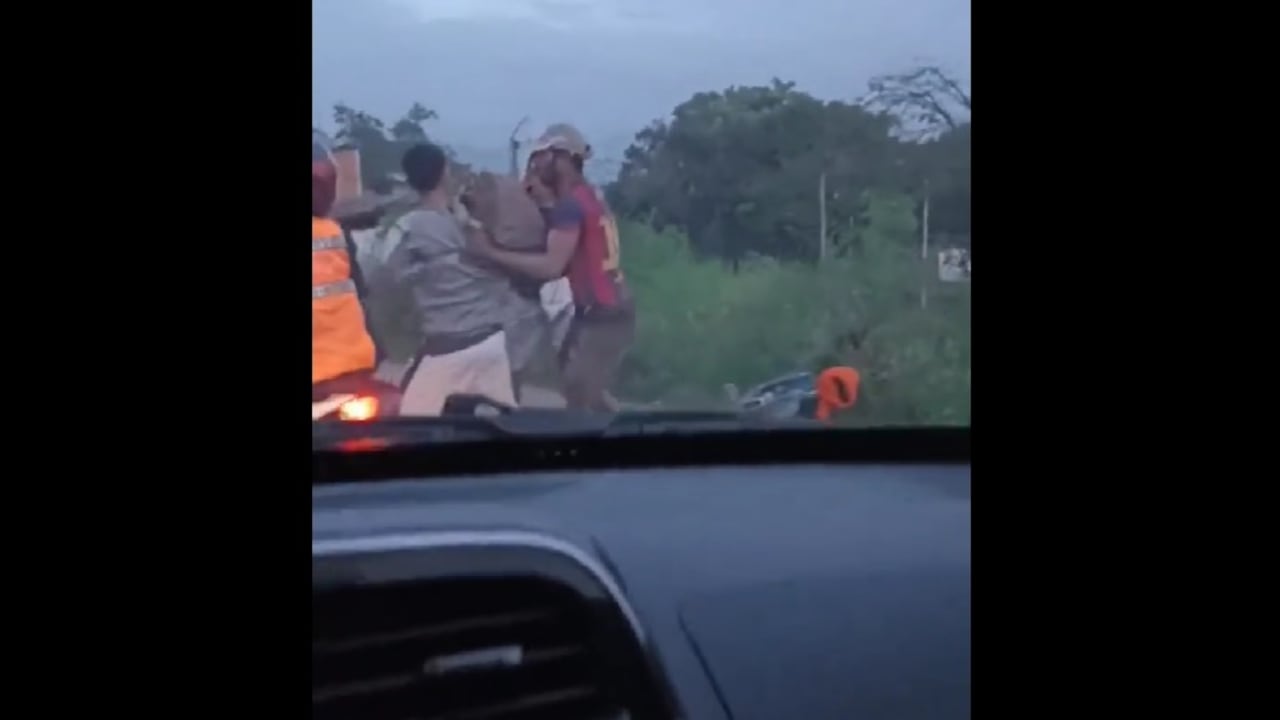 Tras un corto forcejeo, los ladrones se llevaron la bicicleta del joven.