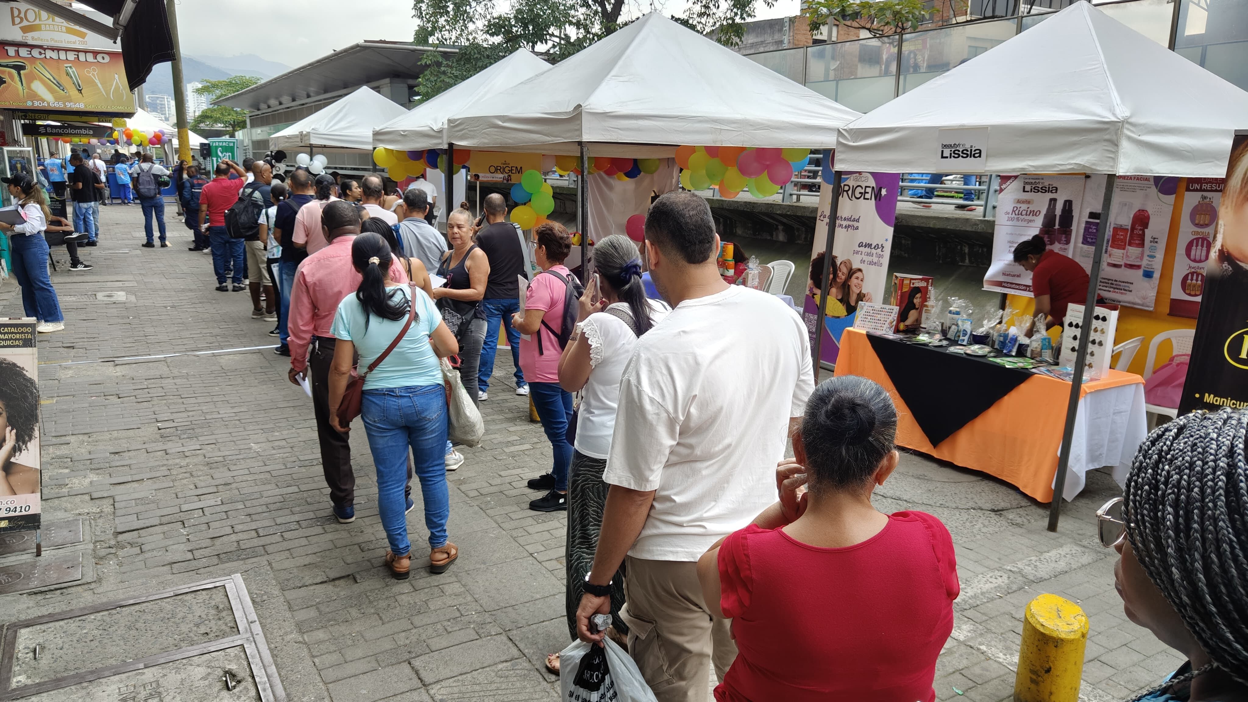 Desde tempranas horas, ciudadanos hacen fila para participar de la gran jornada de donación de medicamentos.
