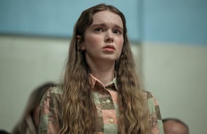 El rol que entrega Summer H. Howell como Carrie es indiscutible y justifica plenamente este remake de Mike Flanagan.