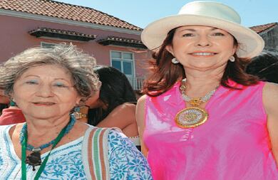 Gloria Triana y Aracely Morales.