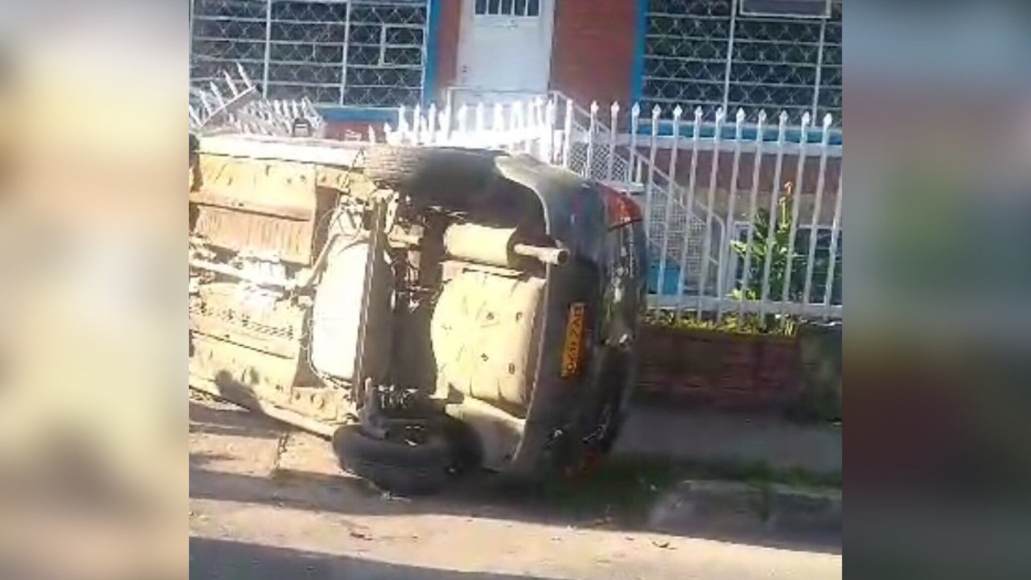 Siniestro en la localidad de Teusaquillo entre camioneta y automóvil que sufre volcamiento, en la  calle 39 con carrera 28A.