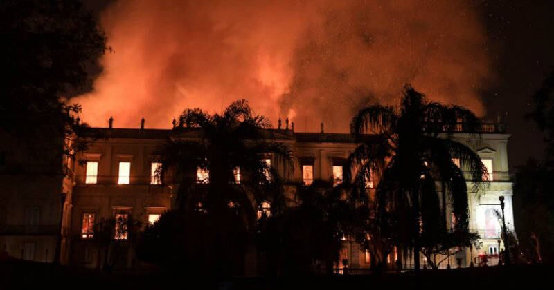  El voraz incendio que arrasó con el Museo Nacional de Rio de Janeiro, uno de los más antiguos de Brasil, el 2 de septiembre de 2018. Foto: AFP/Carl de Souza.