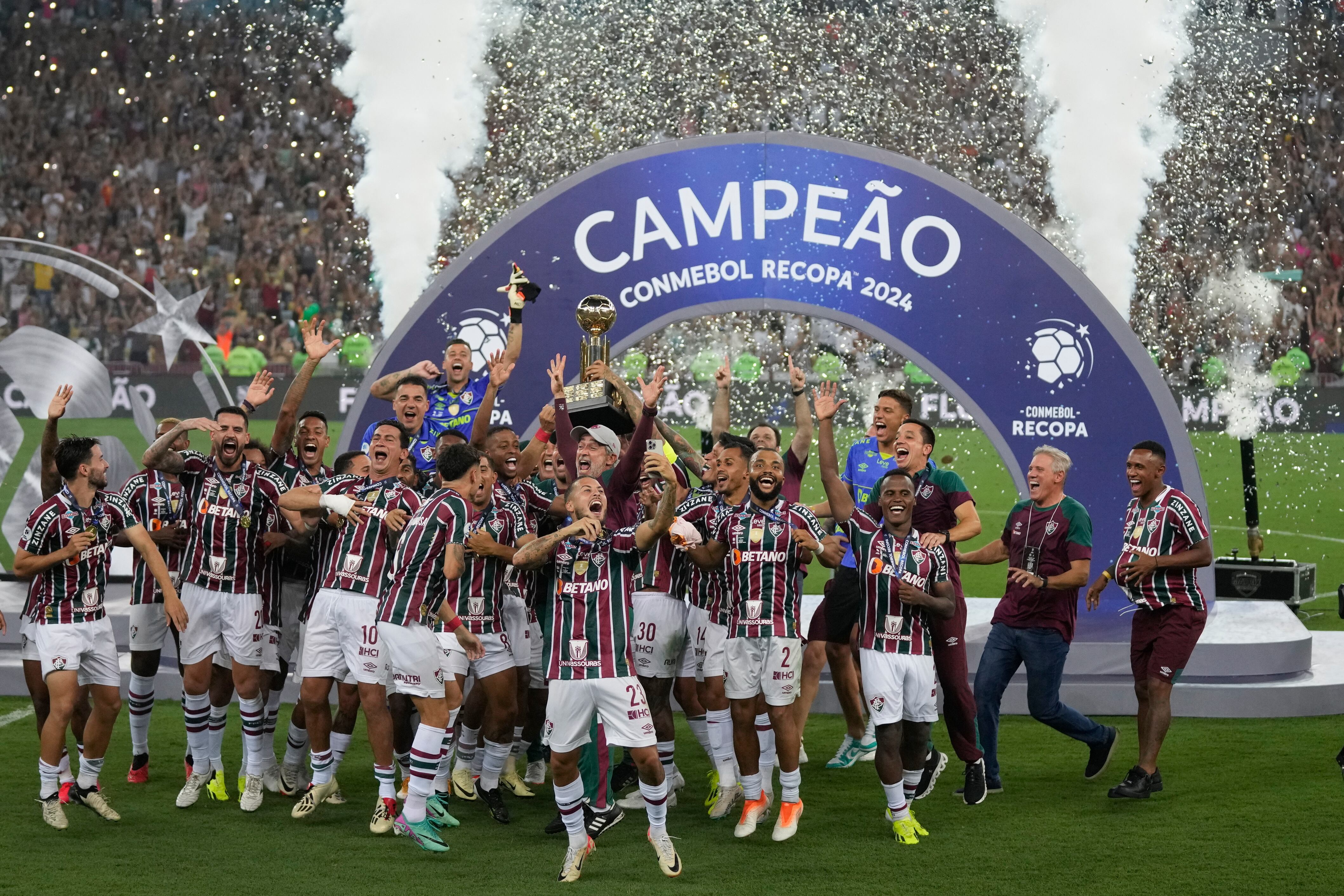 Los jugadores del Fluminense de Brasil celebran con el trofeo después de ganar la final de la Recopa Sudamericana contra la Liga Deportiva Universitaria de Ecuador en el estadio Maracaná de Río de Janeiro, Brasil, el jueves 29 de febrero de 2024. (Foto AP/Silvia Izquierdo)