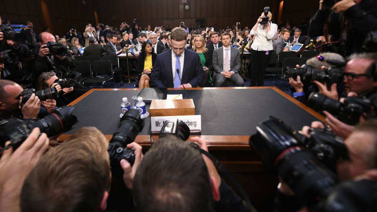 Zuckerberg ha tenido que acudir al Senado estadounidense para explicar sus actuaciones en sonados escándalos sobre el manejo de los datos personales de los usuarios de su red.