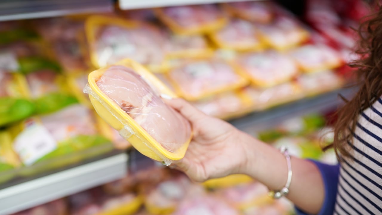 La forma en que se prepara el pollo puede afectar su contenido nutricional.