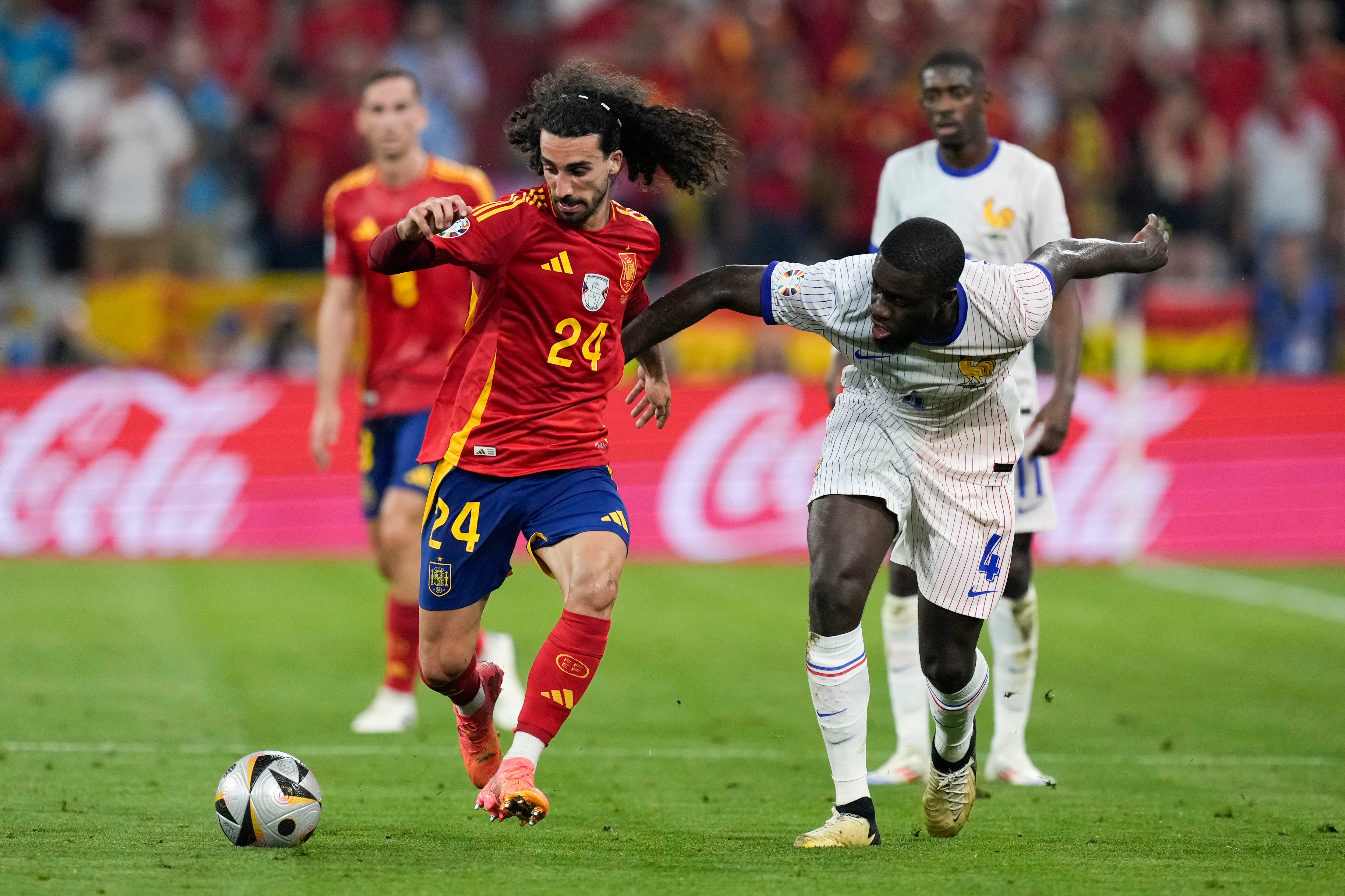 El español Marc Cucurella, izquierda, y el francés Dayot Upamecano compiten por el balón durante un partido de semifinal entre España y Francia en el torneo de fútbol Euro 2024 en Munich, Alemania, el martes 9 de julio de 2024. (Foto AP/Antonio Calanni)