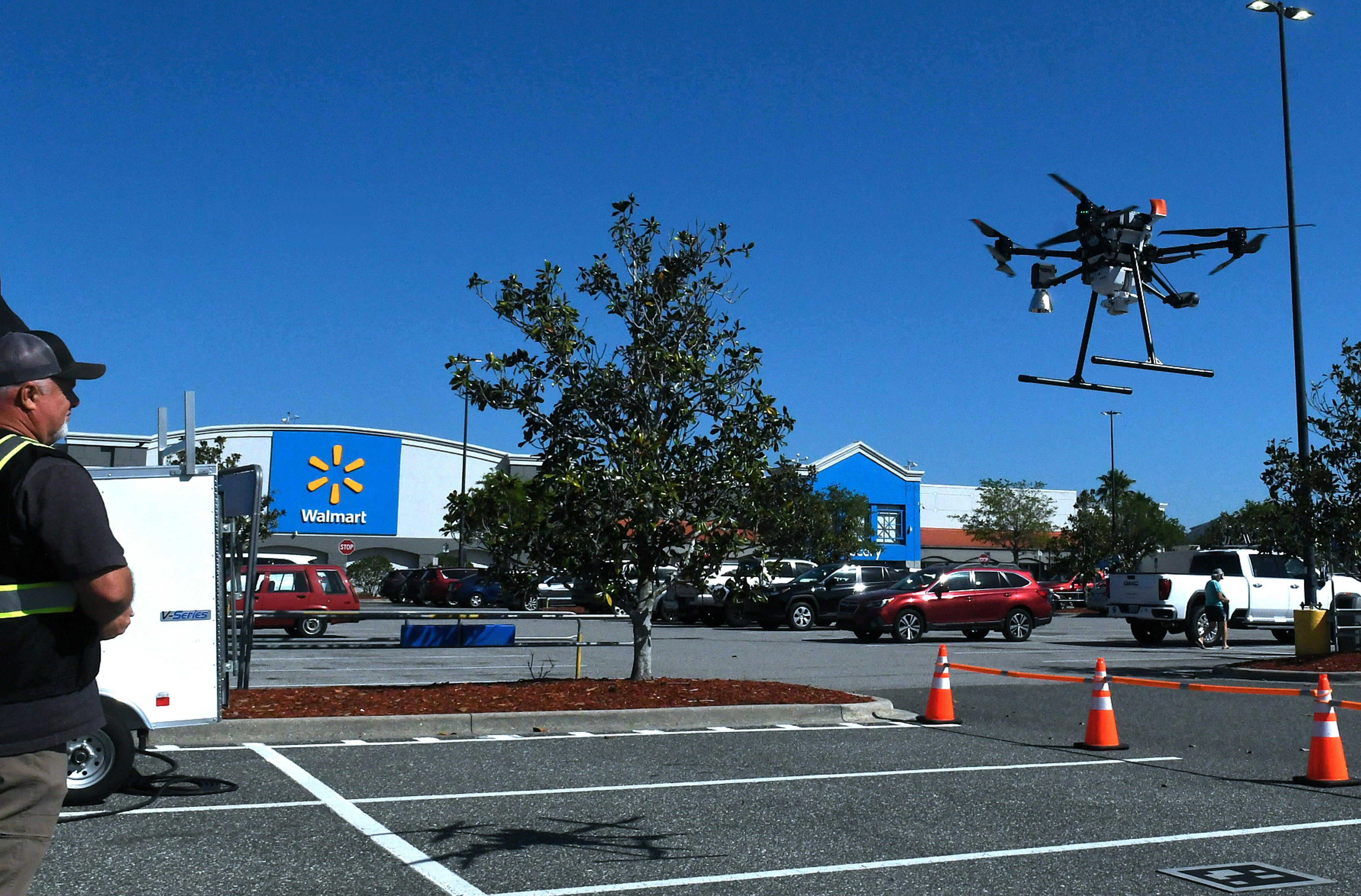 Los clientes de Walmart que viven a menos de una milla de la tienda pueden recibir ciertos artículos que pesen hasta 10 libras entregados en su hogar por dron en 30 minutos por una tarifa de $3.99.