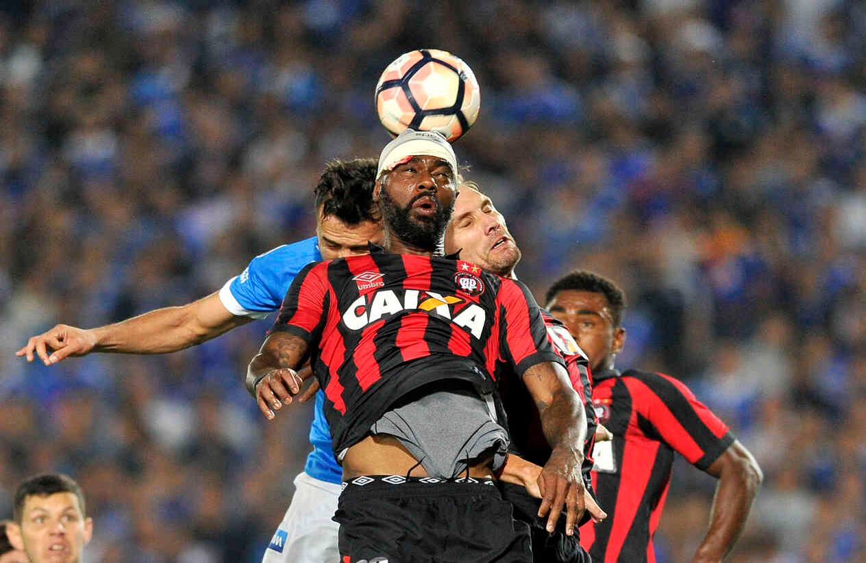  Millonarios a pesar de haber ganado en los 90 minutos 1-0 al Parananese de Brasil, durante un partido por  Copa Libertadores, quedó eliminado del torneo internacional al perder 2-4 por cobros desde el punto penal, este miércoles 8 de febrero de 2017 en el estadio El Campín de Bogotá. Foto: Carlos Julio Martínez / SEMANA