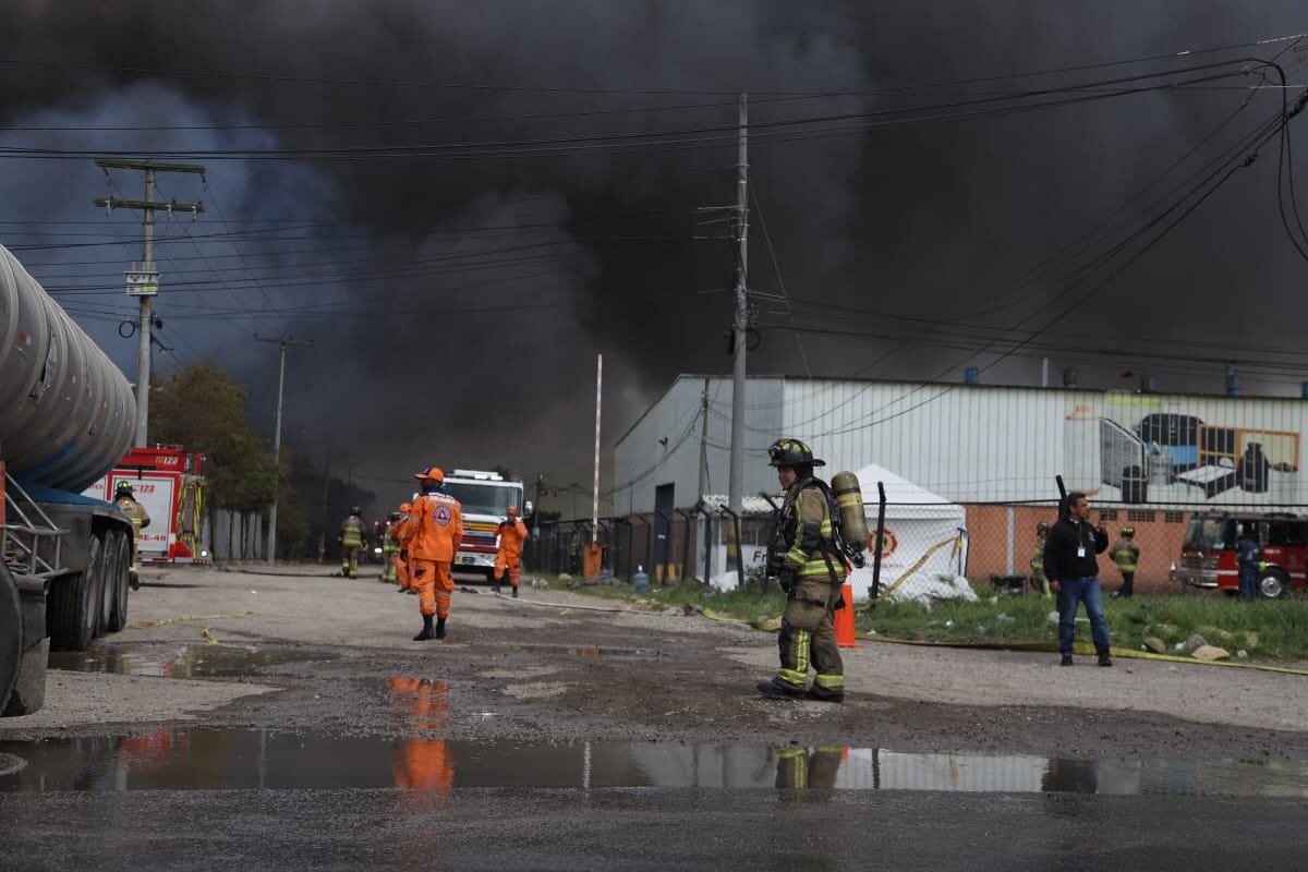 Incendio en bodega de colchones en la calle 80 - Puente de guaduas