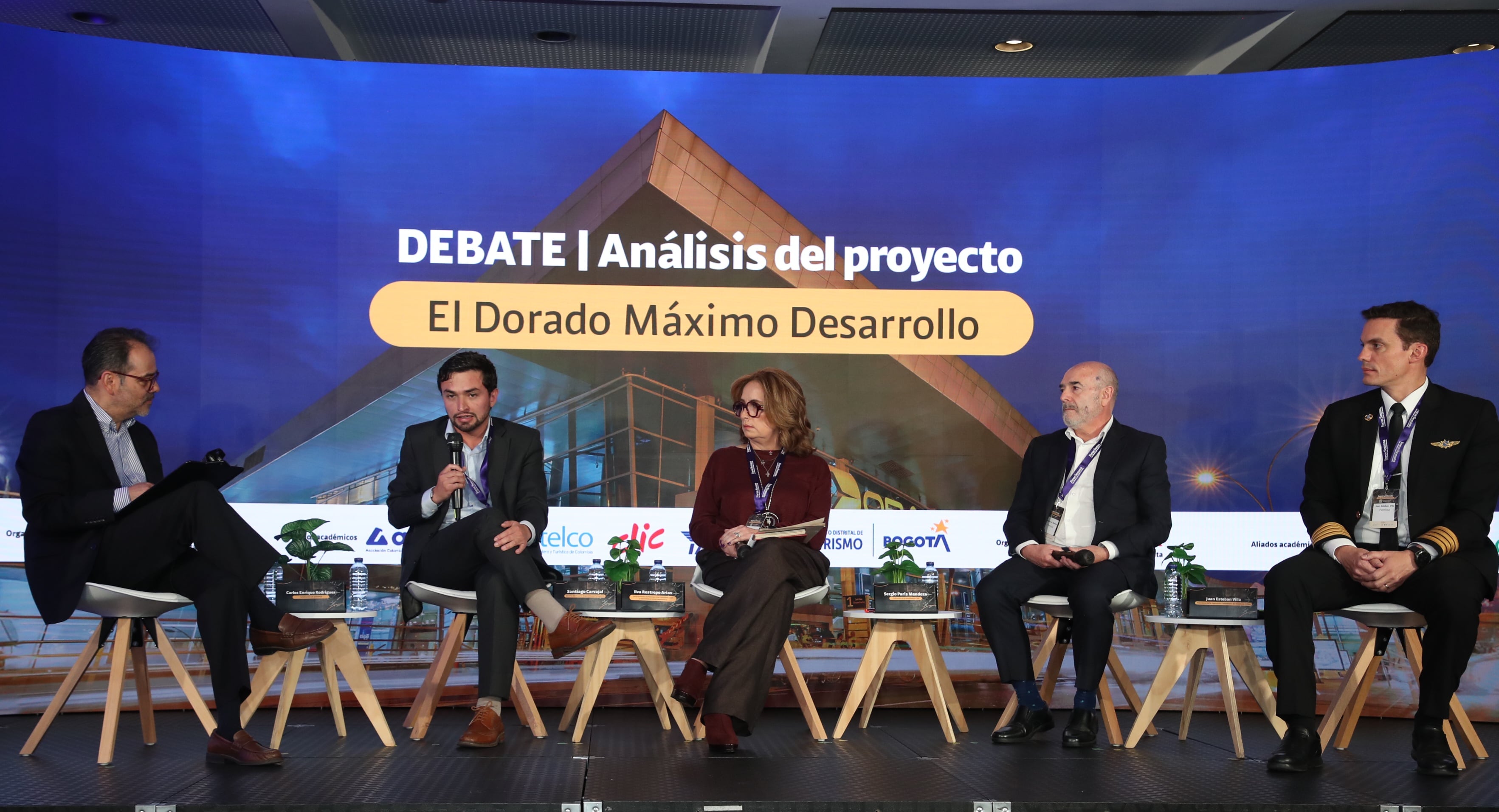Foro ‘Bogotá y El Dorado: ¿listos para ser el hub de las Américas?’
Miércoles 21 de mayo de 2025

 DEBATE | Análisis del proyecto El Dorado Máximo Desarrollo

Santiago Carvajal
Gerente del Proyecto Bogotá Ciudad Aeropuerto
Ilva Restrepo Arias
Socia fundadora de Restrepo Arias Consultoría Legal y especialista en temas aeronáuticos
Sergio París Mendoza
Exdirector de Aeronáutica Civil
Juan Esteban Villa
Presidente de la Asociación Colombiana de Aviadores Civiles (Acdac)
Modera: Carlos Enrique Rod