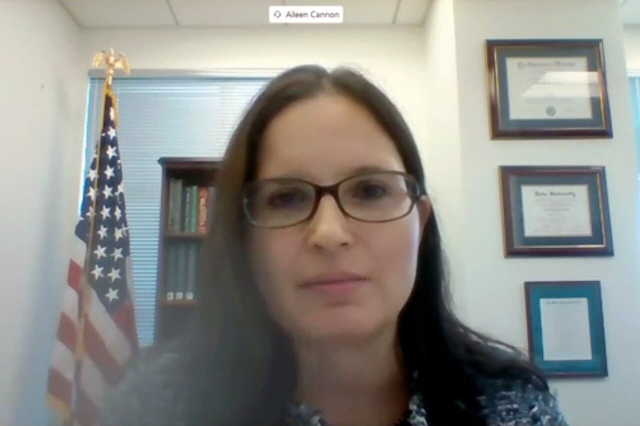 En esta imagen de un video proporcionado por el Senado de EE. UU., Aileen M. Cannon habla de forma remota durante una audiencia de nominación de supervisión del Comité Judicial del Senado para el Tribunal de Distrito de EE. UU. para el Distrito Sur de Florida el 29 de julio de 2020 en Washington