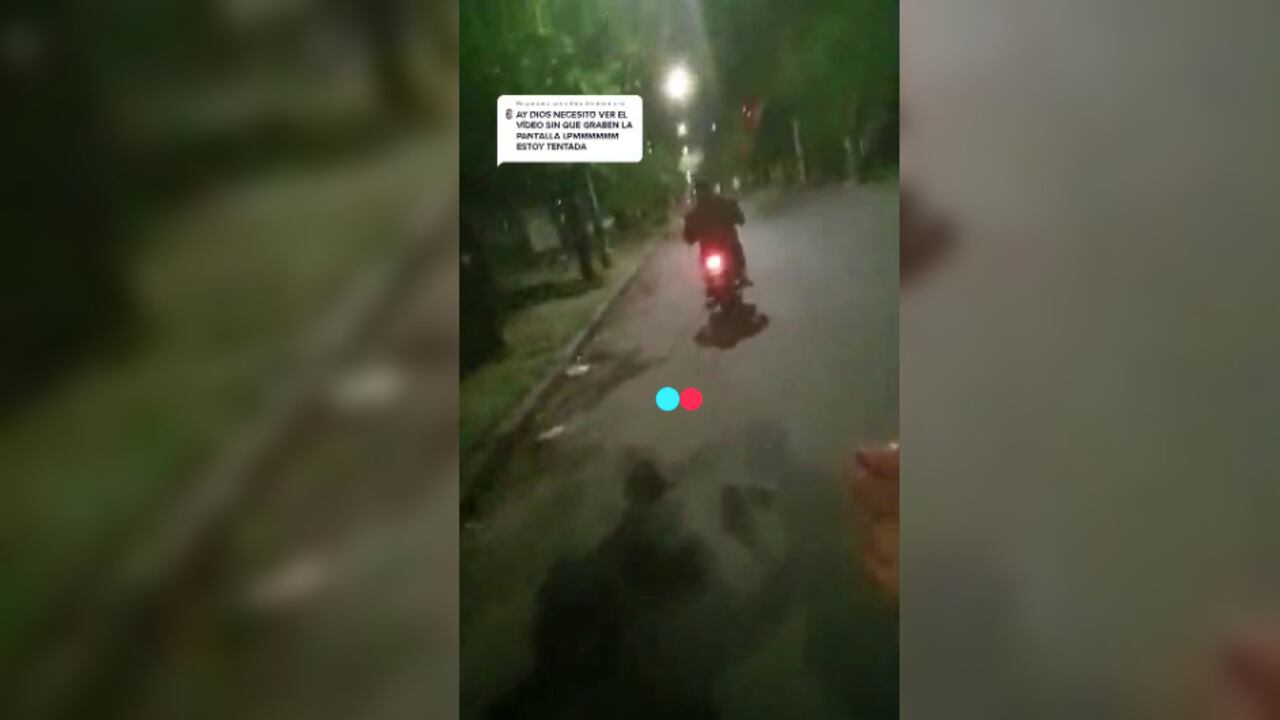Video: el momento en el que ladrones “ayudaron” a arrancar la moto varada de un hombre para  robársela