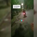 Video: el momento en el que ladrones “ayudaron” a arrancar la moto varada de un hombre para robársela