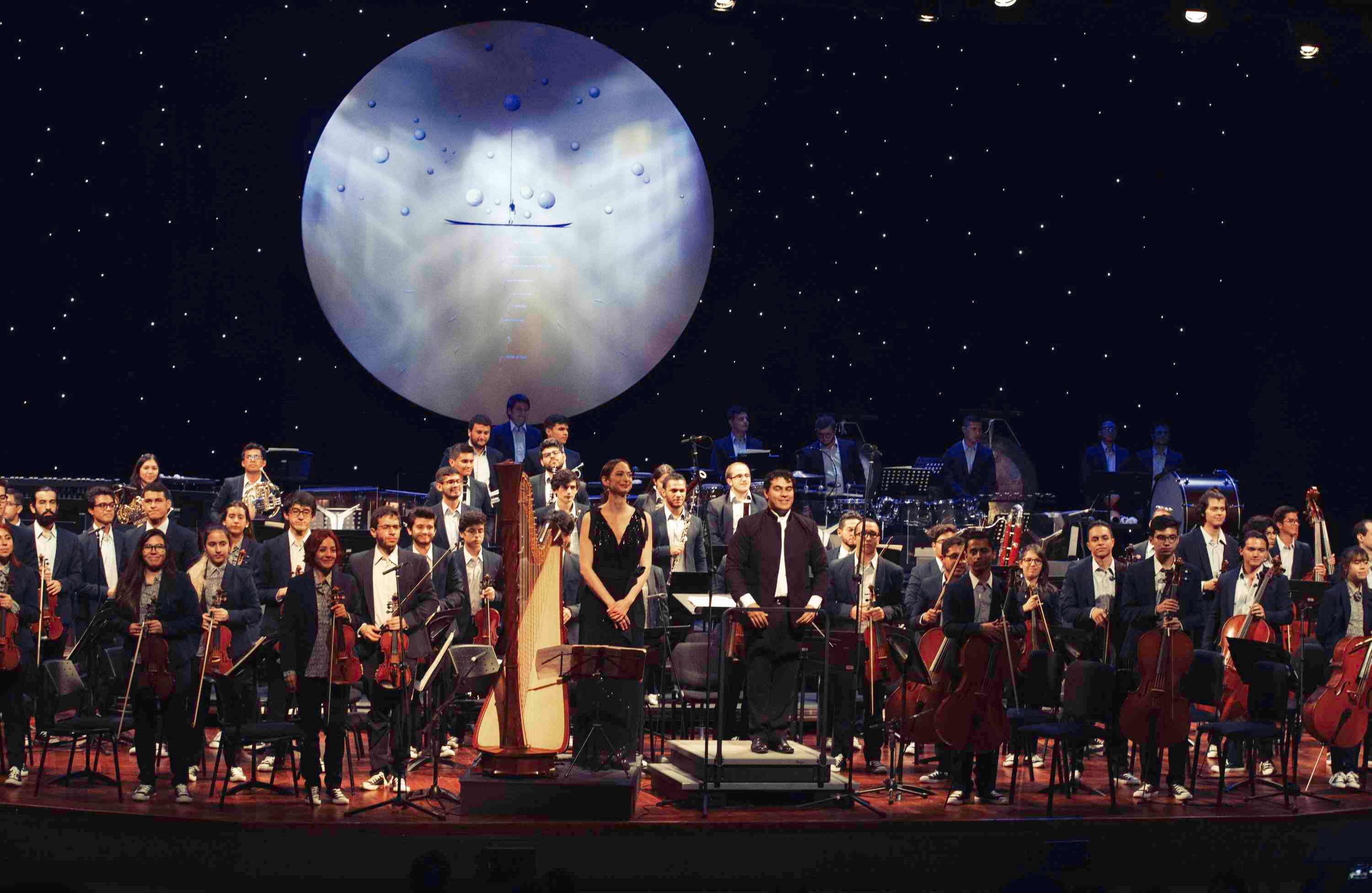 Jueves 10 de enero. En el séptimo día del Festival, la arpista holandesa Gwyneth Wentink interpretó a Adolfo Mejía, Ginastera y Stravinsky, acompañada por la Orquesta Filarmónica Joven de Colombia, que con elegancia y comodidad, vistió de sastre negro y tenis converse clásicos. 